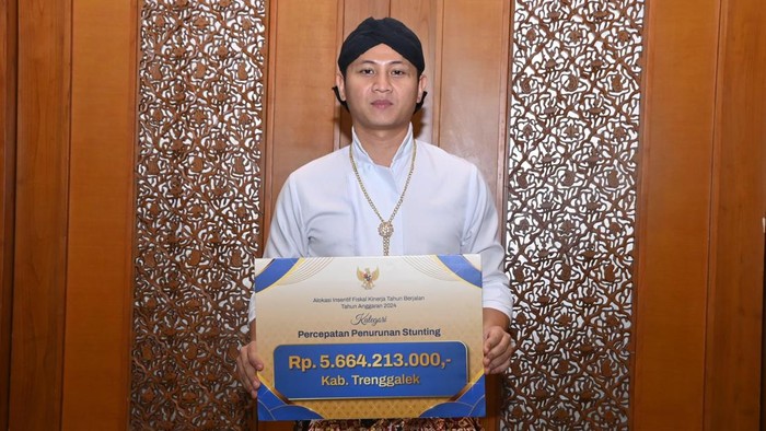 Bupati Trenggalek Mochamad Nur Arifin menerima intensif fiskal