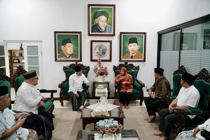 Calon Gubernur Jawa Timur, Tri Rismaharini, berziarah ke makam 3 tokoh pendiri Nahdlatul Ulama (NU), sekaligus bersilaturahmi dengan keluarga pendiri NU tersebut, di Jombang, Rabu (4/9/2024).