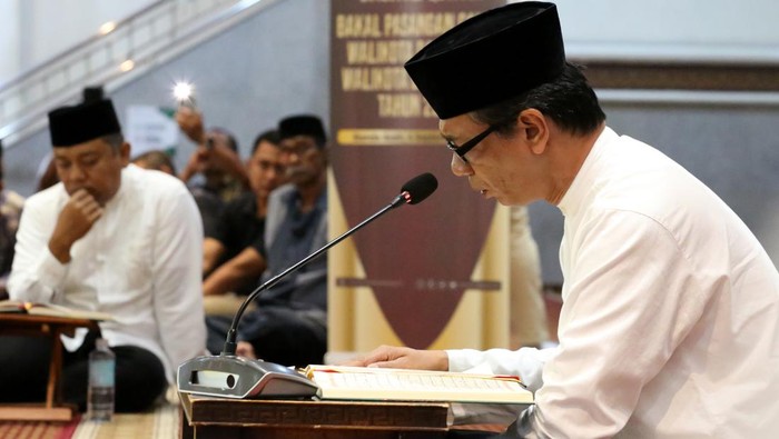 Empat pasangan bakal calon Wali Kota-Wakil Wali Kota Banda Aceh mengikuti uji mampu baca Al-quran yang diselenggarakan Komisi Independen Pemilihan (KIP) di Masjid Al-Makmur, Banda Aceh, Aceh, Rabu (4/9/2024). Tahapan uji mampu baca Al-quran yang hanya dilaksanakan di Provinsi Aceh itu wajib diikuti seluruh pasangan bakal calon gubernur/wakil gubernur, calon bupati/wakil bupati dan calon wali kota/wakil wali kota sebagai implementasi dari Undang-Undang Pemerintahan Aceh (UUPA) dan Peraturan Daerah (Qanun) Nomor 12 Tahun 2016 tentang penyelenggaraan pilkada. ANTARA FOTO/Irwansyah Putra/rwa.