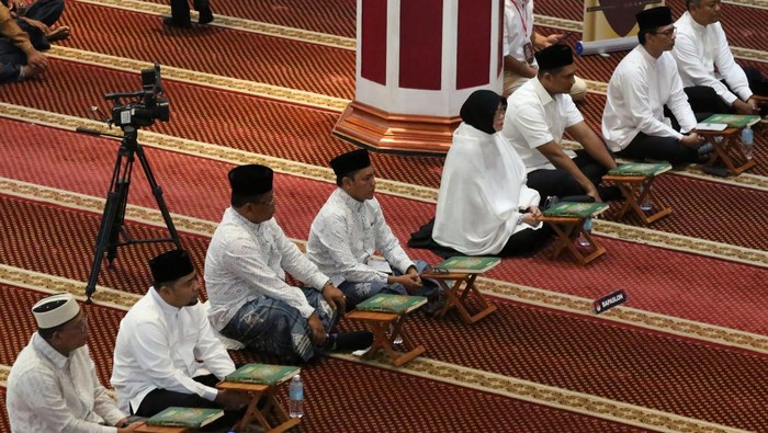 Calon Kepala Daerah di Aceh Diuji Kemampuan Baca Al-Qurβan Empat pasangan bakal calon Wali Kota-Wakil Wali Kota Banda Aceh mengikuti uji mampu baca Al-quran yang diselenggarakan Komisi Independen Pemilihan (KIP) di Masjid Al-Makmur, Banda Aceh, Aceh, Rabu (4/9/2024). Tahapan uji mampu baca Al-quran yang hanya dilaksanakan di Provinsi Aceh itu wajib diikuti seluruh pasangan bakal calon gubernur/wakil gubernur, calon bupati/wakil bupati dan calon wali kota/wakil wali kota sebagai implementasi dari Undang-Undang Pemerintahan Aceh (UUPA) dan Peraturan Daerah (Qanun) Nomor 12 Tahun 2016 tentang penyelenggaraan pilkada. ANTARA FOTO/Irwansyah Putra/rwa.