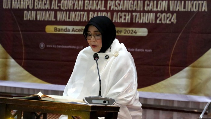 Calon Kepala Daerah di Aceh Diuji Kemampuan Baca Al-Qurβan Empat pasangan bakal calon Wali Kota-Wakil Wali Kota Banda Aceh mengikuti uji mampu baca Al-quran yang diselenggarakan Komisi Independen Pemilihan (KIP) di Masjid Al-Makmur, Banda Aceh, Aceh, Rabu (4/9/2024). Tahapan uji mampu baca Al-quran yang hanya dilaksanakan di Provinsi Aceh itu wajib diikuti seluruh pasangan bakal calon gubernur/wakil gubernur, calon bupati/wakil bupati dan calon wali kota/wakil wali kota sebagai implementasi dari Undang-Undang Pemerintahan Aceh (UUPA) dan Peraturan Daerah (Qanun) Nomor 12 Tahun 2016 tentang penyelenggaraan pilkada. ANTARA FOTO/Irwansyah Putra/rwa.