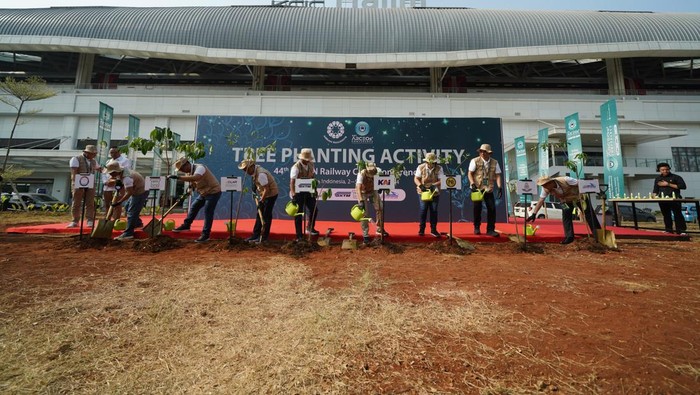 CEO ASEAN Railway Lakukan Penanaman Pohon Pule Air di Stasiun Halim