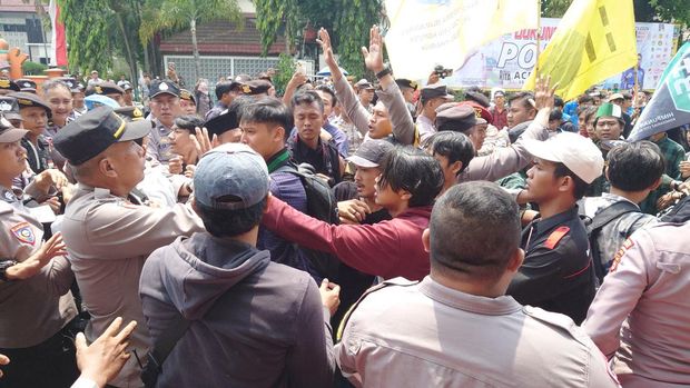 Demonstrasi di depan DPRD Cilegon (Iqbal/detikcom)