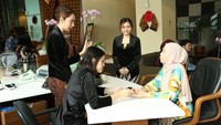 Di tengah-tengah era digitalisasi perbankan, Bank Mega tetap mempertahankan kualitas layanan di kantor cabang, dan memastikan petugas front liner, Customer Service dan Teller, untuk memberikan pelayanan yang prima kepada nasabah yang melakukan transaksi di kantor cabang Bank Mega.  