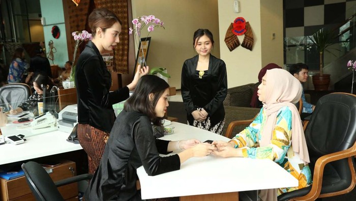 Direksi Bank Mega Sapa Nasabah di Hari Pelanggan Nasional Bank Mega turut merayakan Hari Pelanggan Nasional. Para direksi ikut menyapa nasabah di Kantor Cabang Utama Bank Mega, Jakarta.