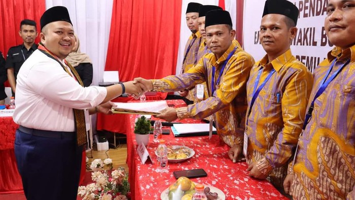 Dolly Pasaribu pasangan Buchori mendaftar ke KPU Tapsel. (Dok. Facebook @KPUTapanuliSetalan)