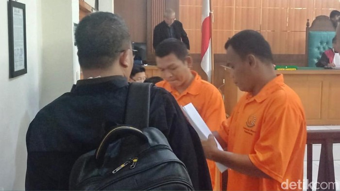 Dua kurir pengangkut 10 ton BBM ilegal asal Musi Banyuasin, Reno Suhardi dan Rendi Jaya saat sidang di PN Palembang.