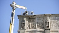 Lengkungan Romawi kuno raksasa di sebelah Colosseum rusak setelah badai dahsyat menghantam Roma, Selasa (3/9/2024). Petir itu terjadi saat badai menumbangkan pohon dan membanjiri jalan-jalan di ibu kota Italia.
