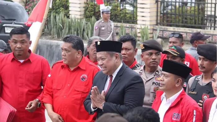 Eddy Keleng Ate Berutu diantar PDIP mendaftar ke KPU Dairi