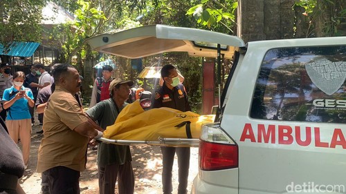 Evakuasi jenazah lansia berusia 78 tahun keturunan Singapura yang tewas di kolam vila miliknya, Desa Lodtunduh, Kecamatan Ubud, Gianyar, Rabu (4/9/2024). (I Putu Budikrista Artawan/detikBali)