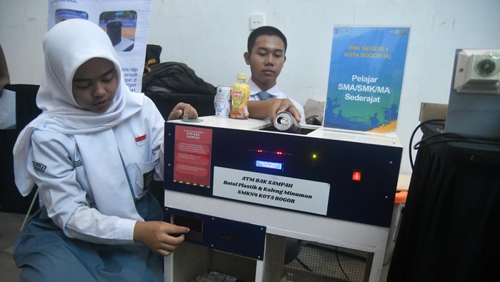 Festival Bogor Innovation Award 2024 Peserta menjelaskan manfaat minyak dari Eco Enzyme kepada pengunjung saat pameran inovasi pada Festival Bogor Innovation Award 2024 di Bogor Creative Center. Kota Bogor, Jawa Barat, Rabu (4/9/2024). Badan Perencanaan Pembangunan Riset dan Inovasi Daerah Kota Bogor menggelar Festival Bogor Innovation Award 2024 yang diikuti 209 peserta terdiri dari kategori SMP, SMA, Perguruan Tinggi dan Lembaga Penelitian, masyarakat dan komunitas serta aparatur sipil negara (ASN) dengan mengangkat tema Membangun Ekosistem Inovasi dan Kreasi serta Menebar Insprirasi. ANTARA FOTO/Arif Firmansyah/tom.