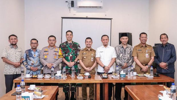 Foto bareng Agung Nugroho-Markarius. (Dok Diskominfotik Pekanbaru)