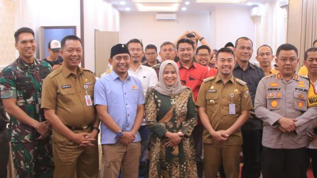 Foto bareng Ida-Kharisman. (Dok Diskominfotik Pekanbaru)