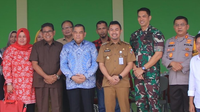 Foto bareng paslon Edy Natar-Bibra. (Dok Diskominfotik Pekanbaru)