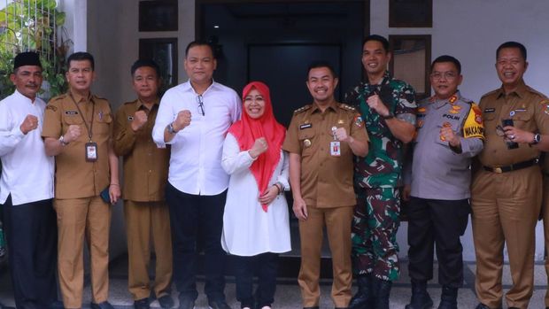 Foto dengan Intsiawati Ayus-Taufik Arrahman. (Dok Diskominfotik Pekanbaru)