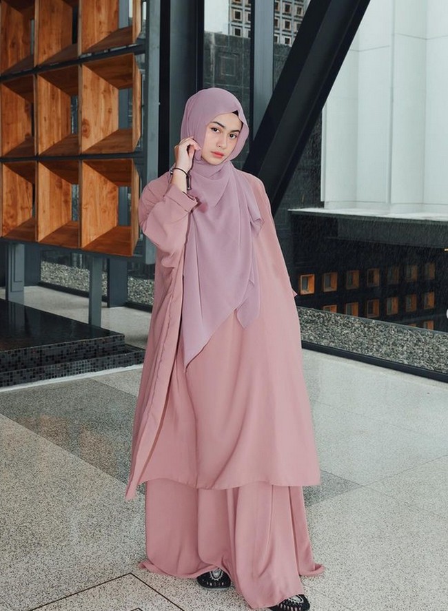 Tampil berhijab, penampilannya pun mendapatkan banjir pujian dari warganet. MasyaAllah cantik bgt kak😍✨, puji akun @bastohana.id. Adem banget liat kaka pake hijab, semoga ya😘, saut akun @saydh_mdh34. Pake kerudung cantiknya subhanallah 🔥, kagum akun @alie.zafar.359. Foto: Dok. Instagram @sintyamarisca.