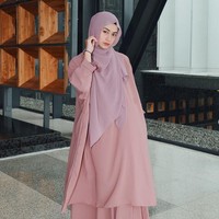 Tampil berhijab, penampilannya pun mendapatkan banjir pujian dari warganet. MasyaAllah cantik bgt kak😍✨, puji akun @bastohana.id. Adem banget liat kaka pake hijab, semoga ya😘, saut akun @saydh_mdh34. Pake kerudung cantiknya subhanallah 🔥, kagum akun @alie.zafar.359. Foto: Dok. Instagram @sintyamarisca.