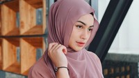 8 Warna Hijab yang Bikin Wajah Cerah, Semakin Glowing