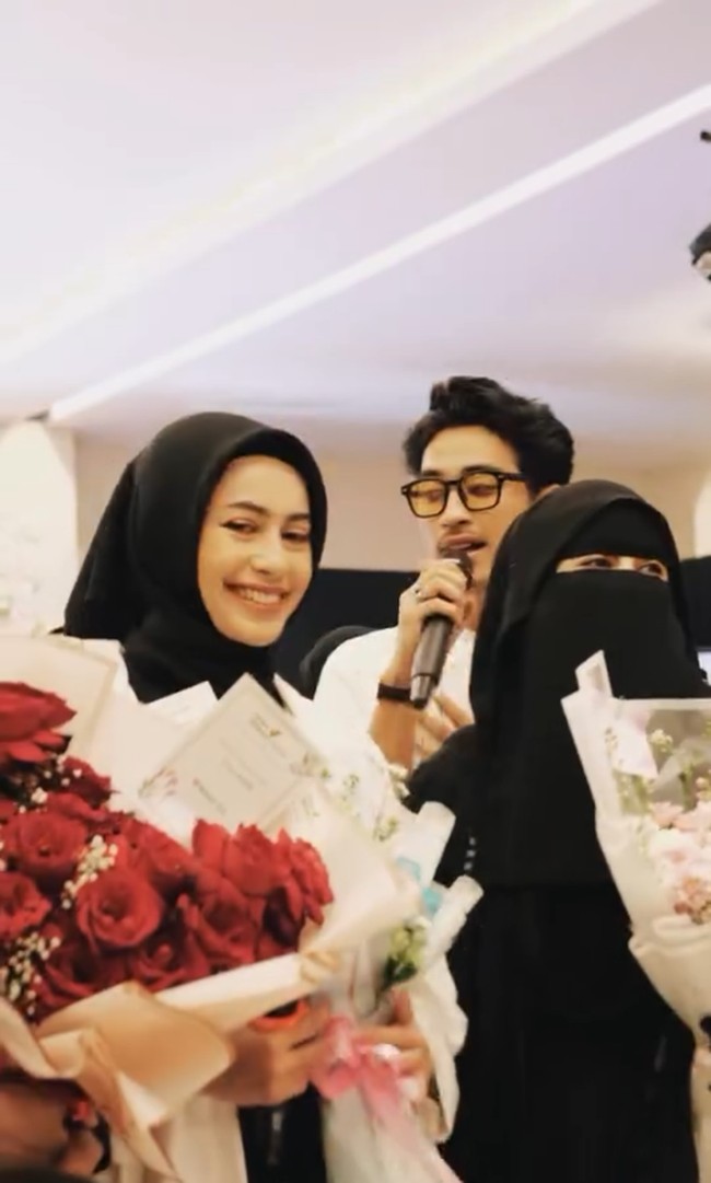 Ketika bernyanyi dengan Abidzar Al Ghifari di acara tersebut, Sintya terlihat senyum-senyum dan terus tertawa. Tak heran membuat warganet menduga jika Sintya sedang salah tingkah. Apalagi ia sambil bersalaman dengan Umi Pipik ketika di atas panggung. Foto: Dok. Instagram @sintyamarisca.