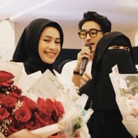 Ketika bernyanyi dengan Abidzar Al Ghifari di acara tersebut, Sintya terlihat senyum-senyum dan terus tertawa. Tak heran membuat warganet menduga jika Sintya sedang salah tingkah. Apalagi ia sambil bersalaman dengan Umi Pipik ketika di atas panggung. Foto: Dok. Instagram @sintyamarisca.