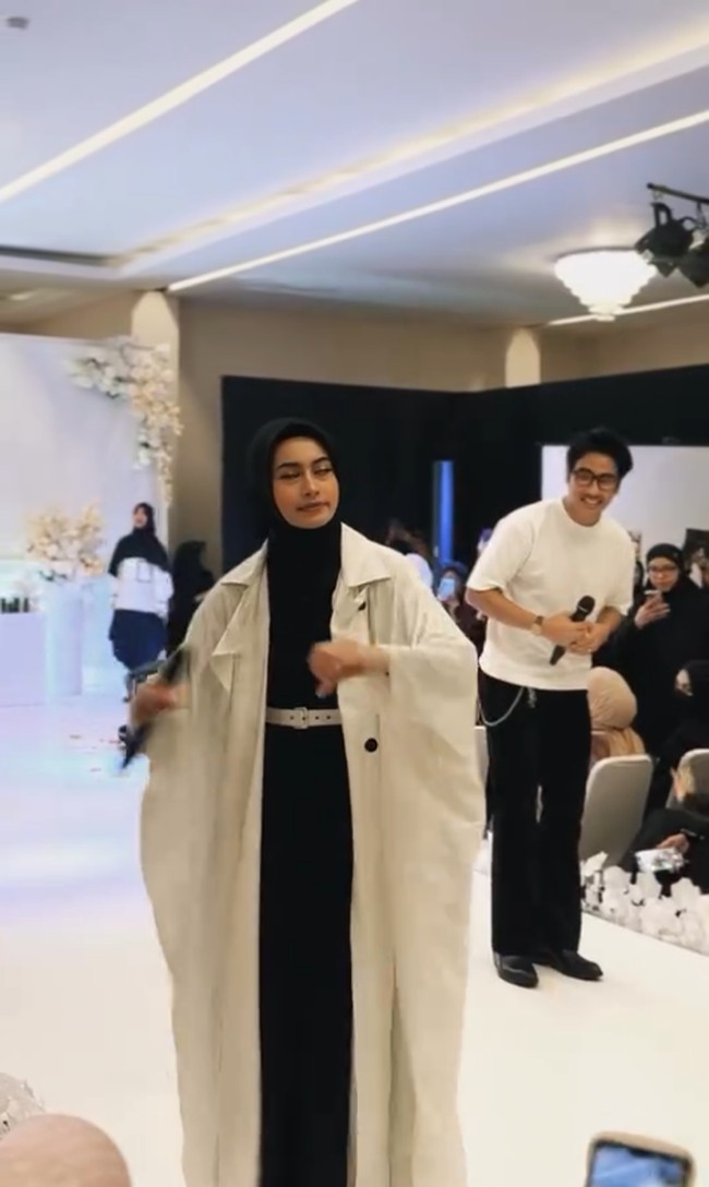 Kini sosok Sintya Marisca kembali jadi sorotan usai dijodohkan dengan anak almarhum Ustaz Uje, Abidzar Al Ghifari. Dia menghadiri acara Umi Pipik yang baru saja merilis koleksi parfum dan lini busana muslim. Dalam acara tersebut, Sintya Marisca menjadi perbincangan warganet karena tampil duet bersama Abidzar Al Ghifari.  Foto: Dok. Instagram @sintyamarisca.