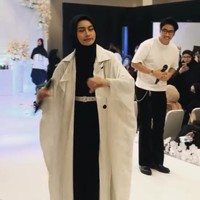 Kini sosok Sintya Marisca kembali jadi sorotan usai dijodohkan dengan anak almarhum Ustaz Uje, Abidzar Al Ghifari. Dia menghadiri acara Umi Pipik yang baru saja merilis koleksi parfum dan lini busana muslim. Dalam acara tersebut, Sintya Marisca menjadi perbincangan warganet karena tampil duet bersama Abidzar Al Ghifari.  Foto: Dok. Instagram @sintyamarisca.