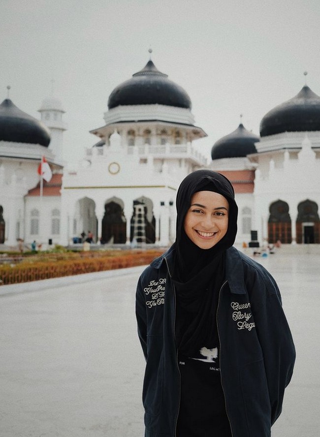 Warganet rata-rata memberikan komentar jika Sintya salah tingkah. Saltingnya syar’i yaaaa, pdhl mau salto sebenernya 😂, ucap akun @rahmwty_. Asiekkkk udah dapet lampu ijooooo neon mentereng inimah🙌🙌🙌, ucap akun @sarayangx.Cocok banget tolong langsung nikahin aja woeeeee😭😭😭😭😭😭, timpal akun @ghinaafy. Foto: Dok. Instagram @sintyamarisca.