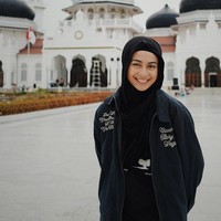 Warganet rata-rata memberikan komentar jika Sintya salah tingkah. Saltingnya syar’i yaaaa, pdhl mau salto sebenernya 😂, ucap akun @rahmwty_. Asiekkkk udah dapet lampu ijooooo neon mentereng inimah🙌🙌🙌, ucap akun @sarayangx.Cocok banget tolong langsung nikahin aja woeeeee😭😭😭😭😭😭, timpal akun @ghinaafy. Foto: Dok. Instagram @sintyamarisca.