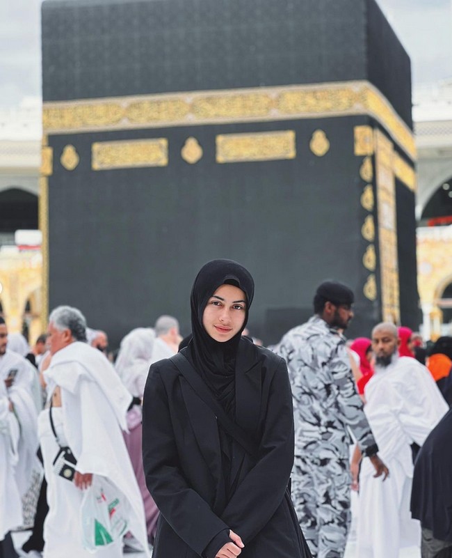 Di akun Instageramnya @sintyamarisca, ia kerap mengunggah foto-foto saat berhijab. Wajahnya pun terlihat pangling dan semakin memesona. Foto: Dok. Instagram @sintyamarisca.