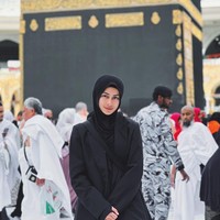 Di akun Instageramnya @sintyamarisca, ia kerap mengunggah foto-foto saat berhijab. Wajahnya pun terlihat pangling dan semakin memesona. Foto: Dok. Instagram @sintyamarisca.
