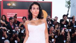 Georgina Rodriguez Pacar Ronaldo Seksi Abis di Red Carpet