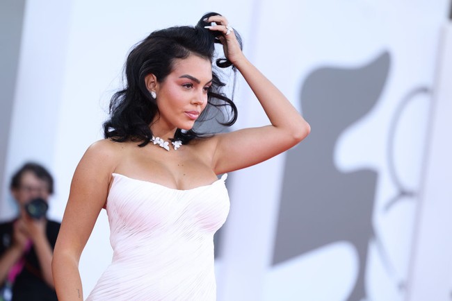 Seperti dikutip dari Daily Mail, Georgina Rodriguez dianugerahi penghargaan Diva e Donna Woman of the Year untuk film dokumenternya, Soy Georgina dalam acara yang digelar bertepatan dengan Festival Film Internasional Venesia ke-81 tersebut. Foto: Getty Images/Maria Moratti
