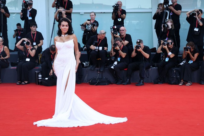 Kehadiran Georgina Rodriguez jadi atensi bukan hanya karena busananya. Dia juga tengah jadi perbincangan karena baru-baru ini diisukan sudah dinikahi Cristiano Ronaldo. Dalam video YouTube terbaru, Ronaldo menyebut Georgina sebagai ‘istrinya.’ Foto: Getty Images/Maria Moratti