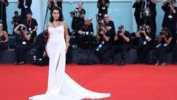 Georgina Rodriguez Pacar Ronaldo Seksi Abis di Red Carpet