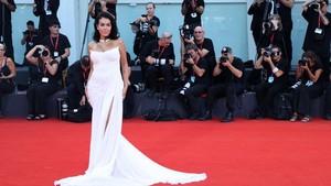 Sayangnya, Georgina Rodriguez hadir sendirian tanpa ditemani Cristiano Ronaldo. Foto: Getty Images/Maria Moratti
