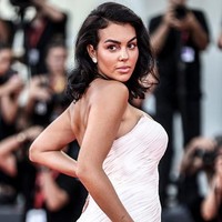 Georgina Rodriguez terlihat hadir sendirian ke Venice Film Festival 2024 tanpa ditemani Cristiano Ronaldo. Ini merupakan kali keempat mantan karyawan toko Gucci itu hadir ke Venice Film Festival. Foto: Corbis via Getty Images/Alessandra Benedetti - Corbis