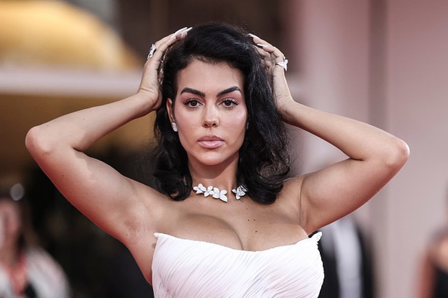 Georgina Rodriguez melengkapi penampilannya dengan kalung bunga dari merek perhiasan Italia, Pasquale Bruni. Foto: Corbis via Getty Images/Alessandra Benedetti - Corbis