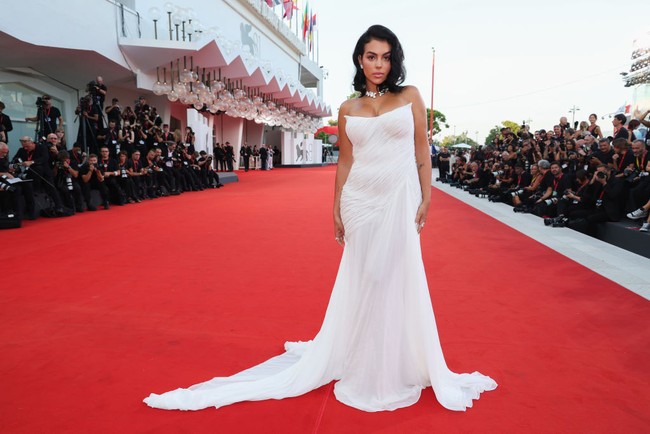 Inilah momen Georgina Rodriguez hadir di Venice Film Festival 2024, Venesia, Italia, Selasa (3/9/2024). Foto: Getty Images/Pascal Le Segretain