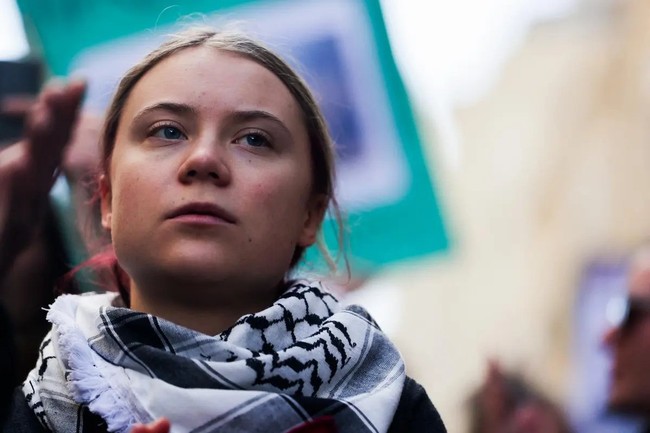 Greta termasuk tokoh muda yang frontal menyatakan dukungannya terhadap Palestina, dan mengutuk keras kejahatan kemanusiaan yang dilakukan Israel. Pada September 2024, dia sempat ditangkap polisi saat mengikuti unjuk rasa pro-Palestina di Denmark. Foto: Thibaud Moritz/AFP