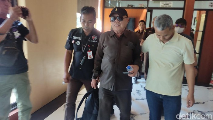 Guntual Laremba, pengacara buron Kejagung saat dieksekusi ke Lapas Sidoarjo