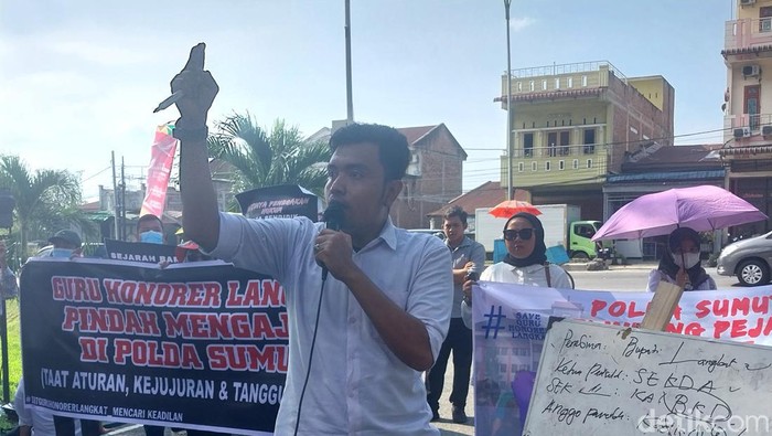 Guru honorer saat aksi mengajar di Polda Sumut. (Finta Rahyuni/detikSumut)