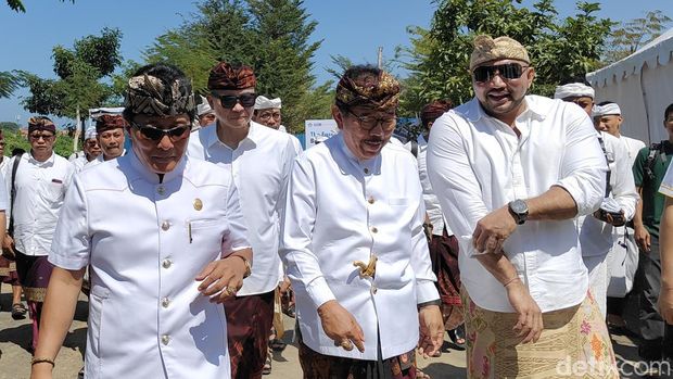 I Nyoman Giri Prasta dan Made Muliyawan Arya (De Gadjah) mengapit Tjokorda Oka Artha Ardana Sukawati (Cok Ace) saat menghadiri upacara pengeruwakan proyek LRT atau Bali Urban Subway di Kuta, Badung, Rabu (4/9/2024). (Foto: Agus Eka/detikBali)