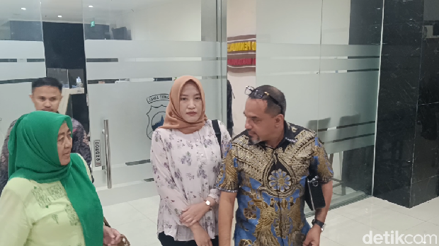 Ibunda dr ARL (baju hijau), adik dr ARL (baju putih), dan pengacara keluarga, Misyal Achmad (batik) usai membuat laporan di Polda Jateng, Rabu (4/9/2024).