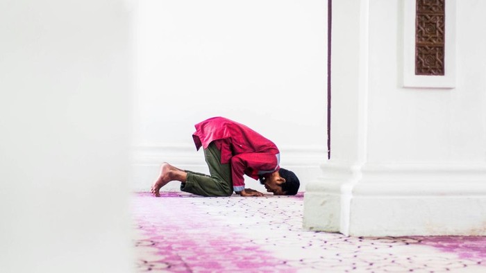 Ilustrasi orang sedang sujud saat sholat