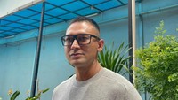 Setelah menjalani operasi yang cukup membuat hati bergetar, Indra Bruggman merasa puas dengan kantung matanya saat ini.Foto: Pingkan Anggraini/detikcom