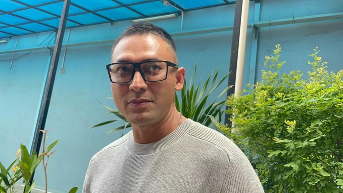 Indra Bruggman mengungkap alasan operasi plastiknya, ia juga berbagi kesulitan sholat pasca-operasi.