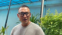 Indra Bruggman menjalani operasi plastik pada kantung matanya beberapa waktu lalu. Foto: Pingkan Anggraini/detikcom