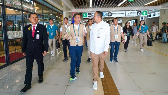 8 CEO dari perusahaan operator Kereta Api di Asia Tenggara, hari ini Rabu (4/9) menggunakan Whoosh dari Stasiun Padalarang menuju Stasiun Halim. Begini gaya mereka.