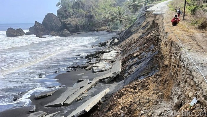 Jalan Penghubung di Lumajang Terputus 123 Meter Imbas Abrasi