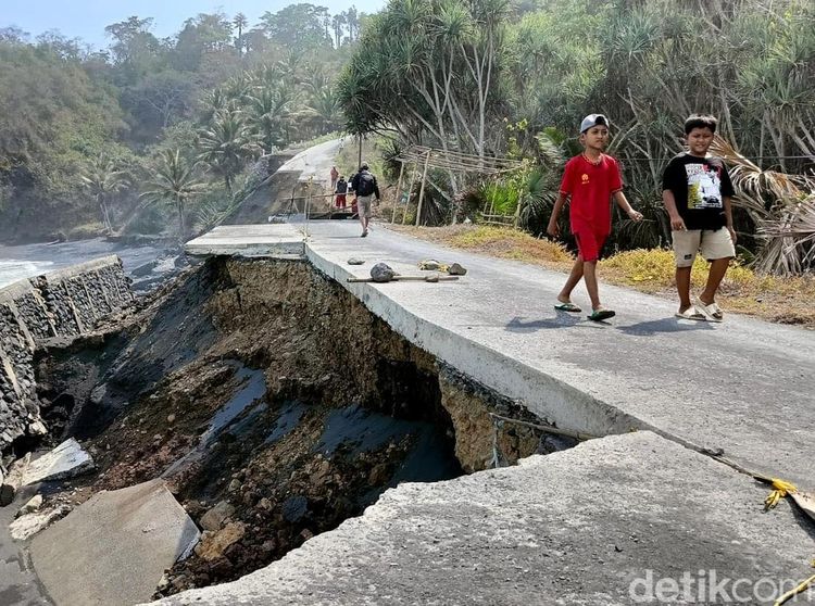 Jalan Penghubung di Lumajang Terputus 123 Meter Imbas Abrasi